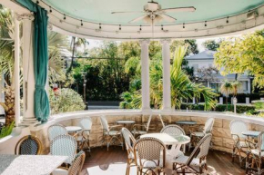 Deluxe King - Curry Mansion with Pool!